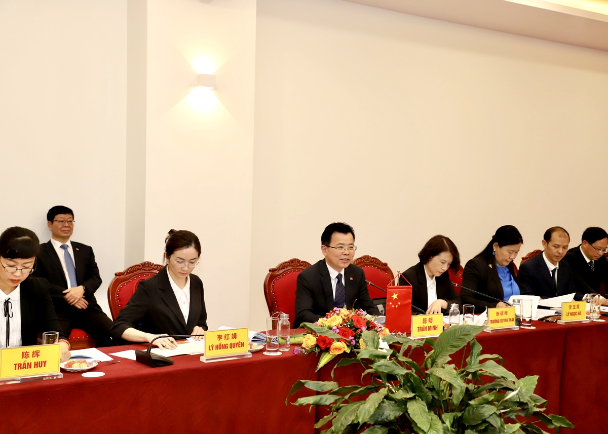 越南河江省代表团与中国文山州代表团举行工作会谈