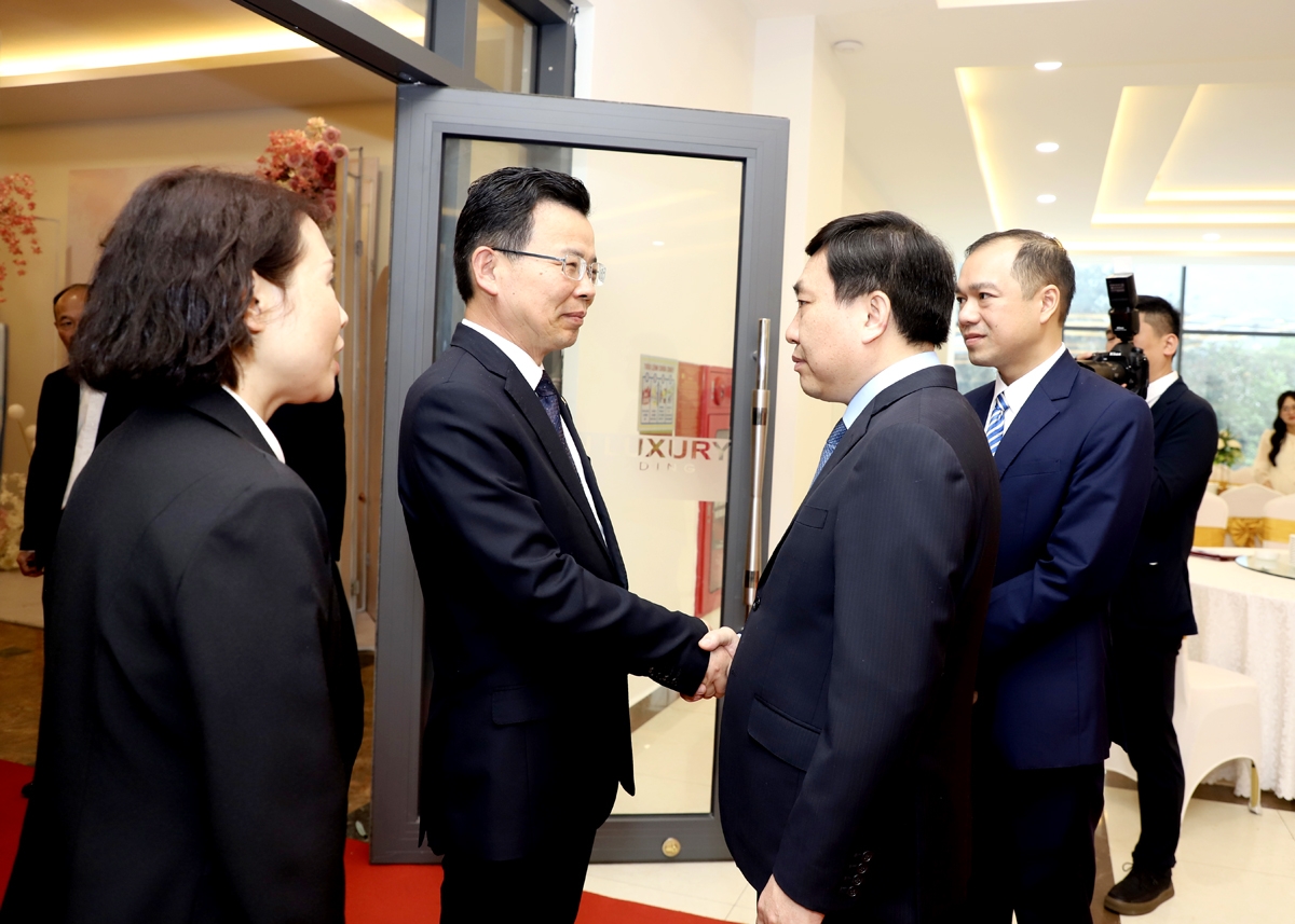越南河江省代表团与中国文山州代表团举行工作会谈