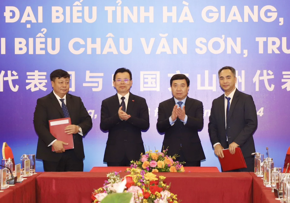 越南河江省代表团与中国文山州代表团举行工作会谈