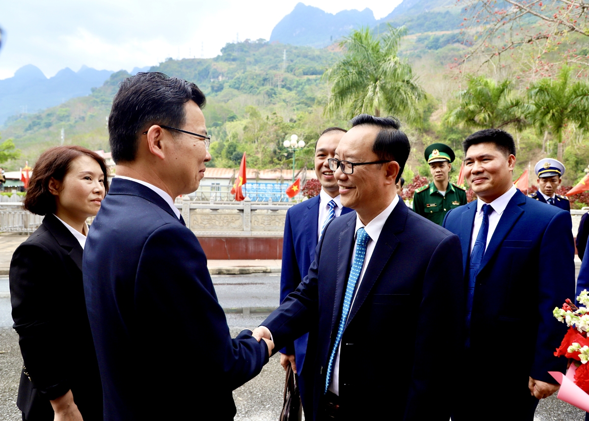 越南河江省代表团与中国文山州代表团举行工作会谈