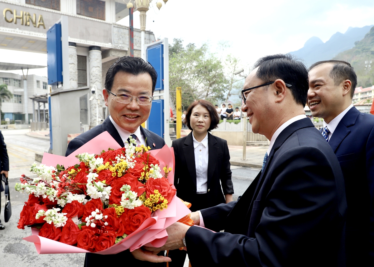 越南河江省代表团与中国文山州代表团举行工作会谈