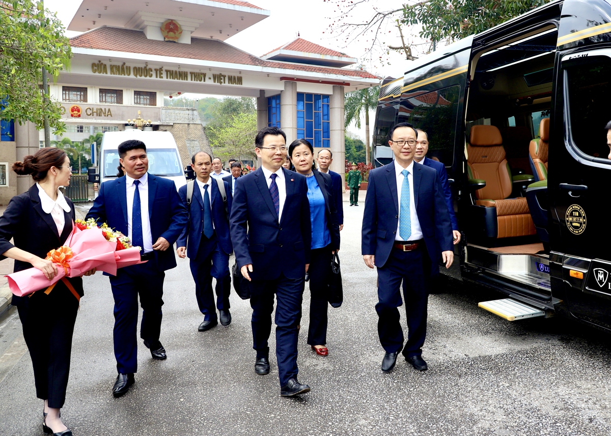 越南河江省代表团与中国文山州代表团举行工作会谈