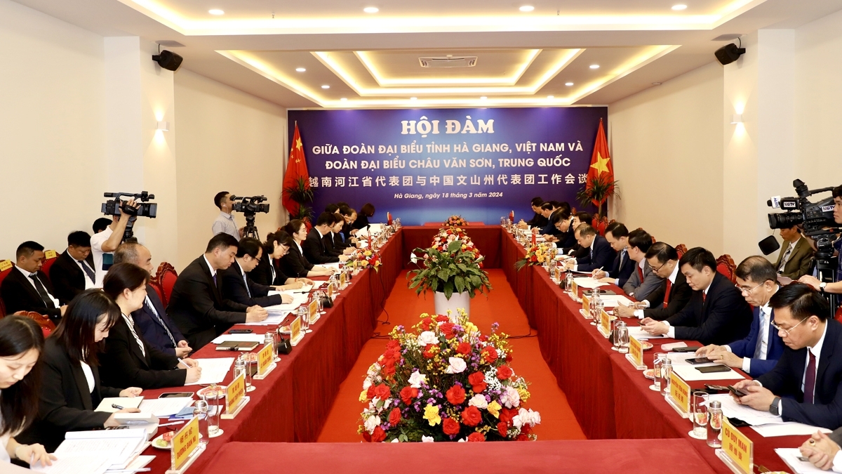 越南河江省代表团与中国文山州代表团举行工作会谈