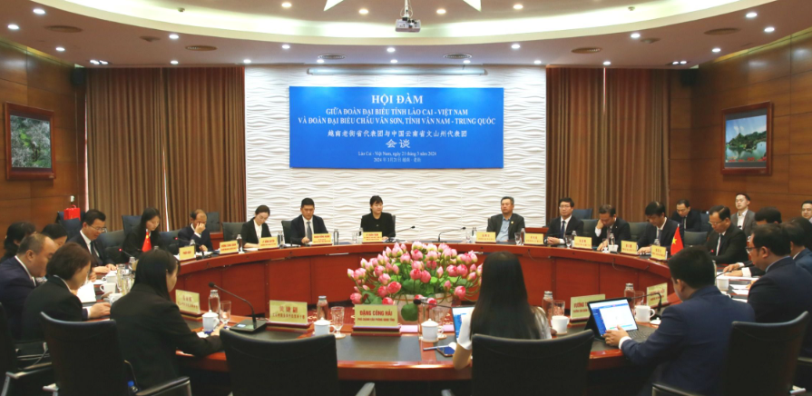 越南老街省委书记与中国云南省文山壮族苗族自治州党委书记举行会谈