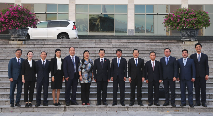 越南老街省委书记与中国云南省文山壮族苗族自治州党委书记举行会谈