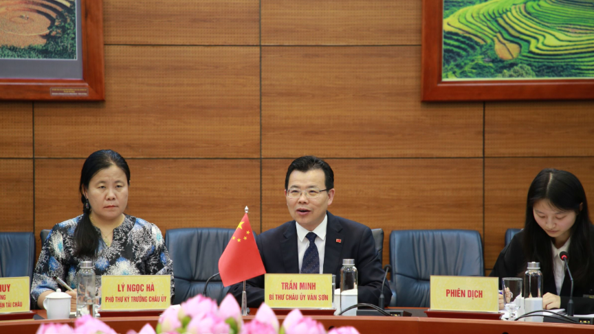 越南老街省委书记与中国云南省文山壮族苗族自治州党委书记举行会谈