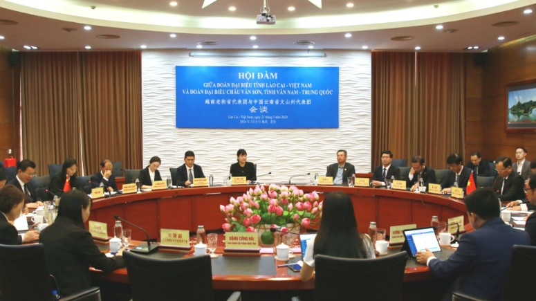 越南老街省委书记与中国云南省文山壮族苗族自治州党委书记举行会谈