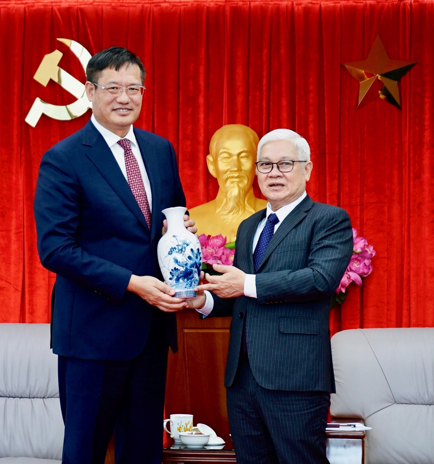 越南平阳省领导接见中国驻越南胡志明市总领事 越南平阳省领导接见中国驻越南胡志明市总领事