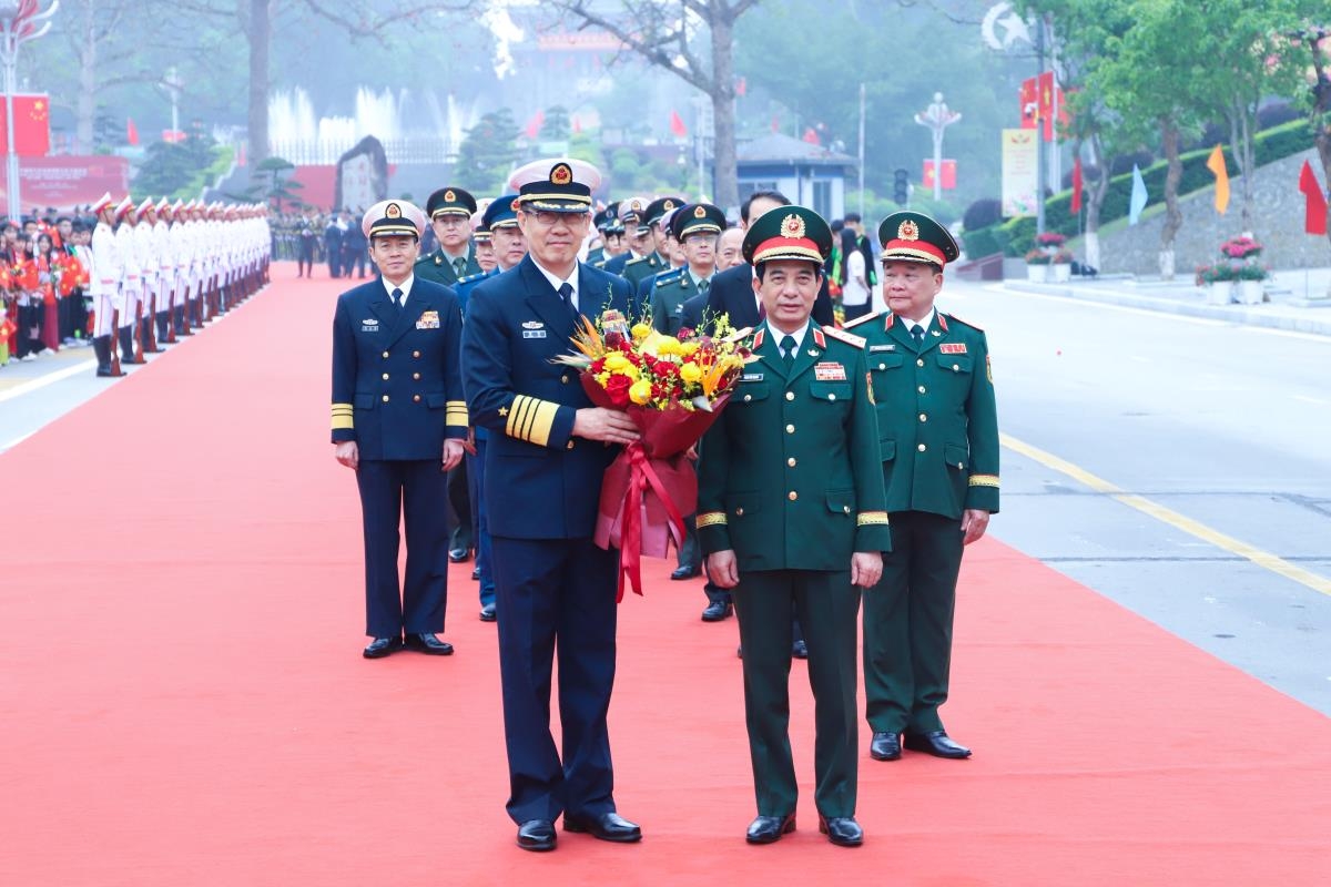 越南国防部部长潘文江大将与中国国防部部长董军上将。 越南国防部部长潘文江大将与中国国防部部长董军上将。