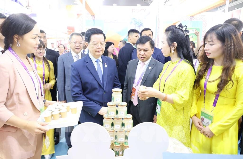 越南政府副总理梅文正参观了参加第22届中非博览会的越南展位。 越南政府副总理梅文正参观了参加第22届中非博览会的越南展位。
