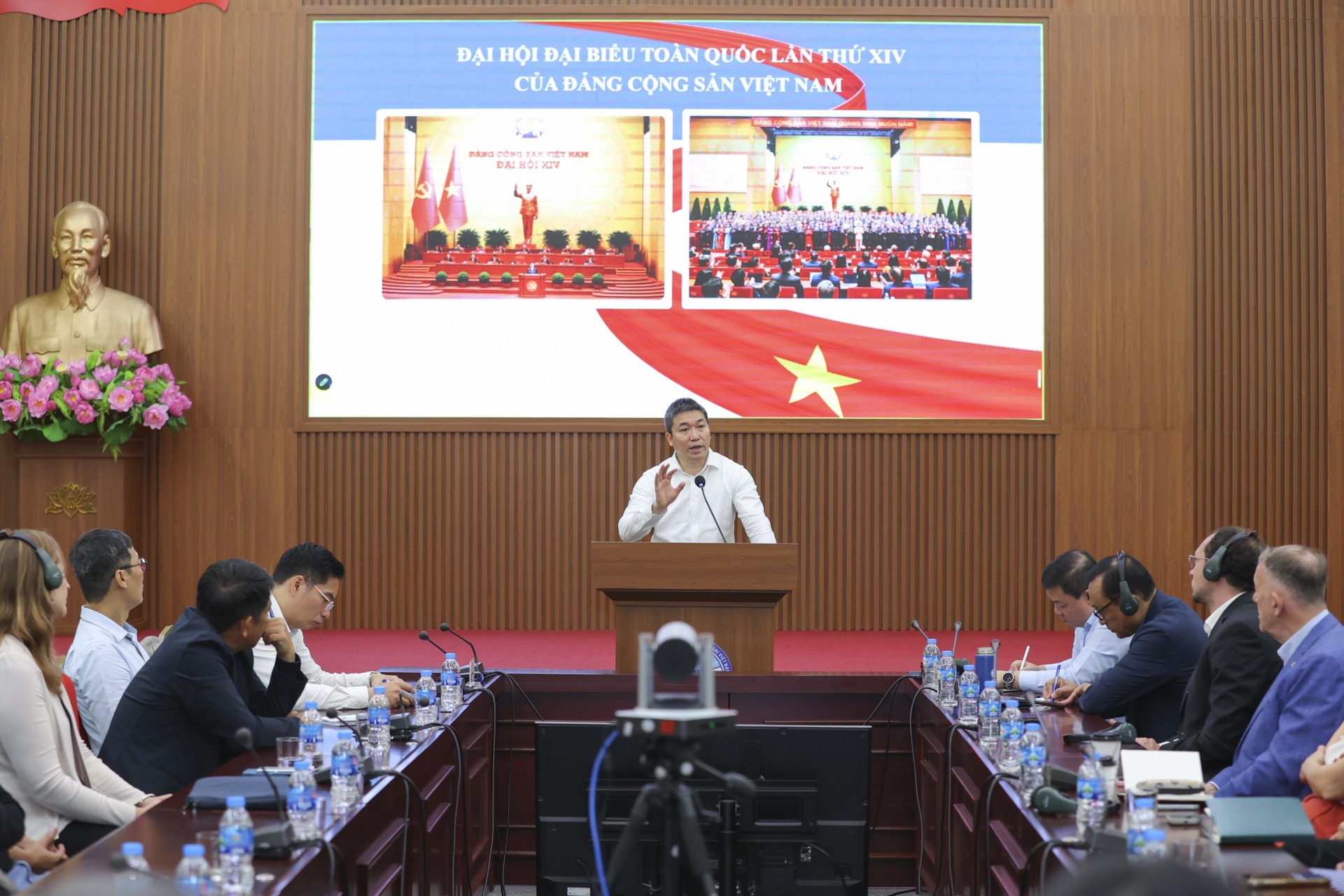 越南友好组织联合会主席潘英山在会上分享信息。（摄影：丁和）