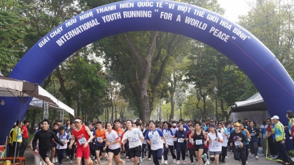 在2024年第三届国际青年节上向国际友人宣传河内文化和旅游