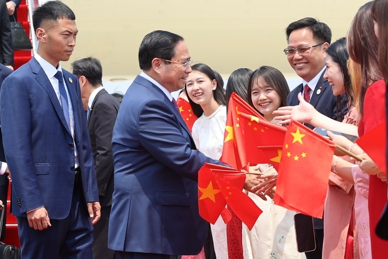 当地时间6月24日11时30分,越南政府总理范明正率越南代表团抵达中国天津滨海国际机场 当地时间6月24日11时30分,越南政府总理范明正率越南代表团抵达中国天津滨海国际机场