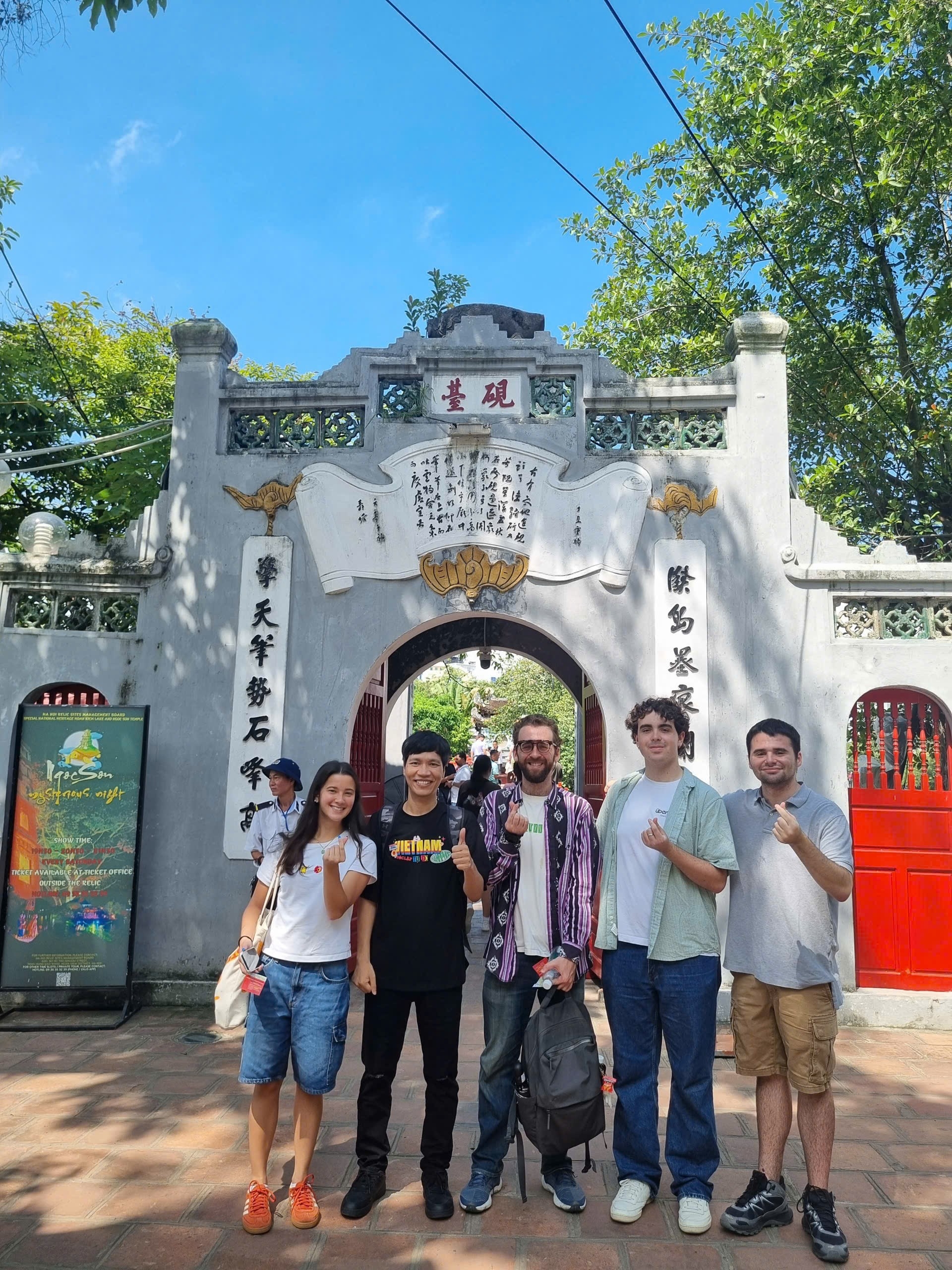 陈友智博士与参与越南文化体验的美国学生合影。