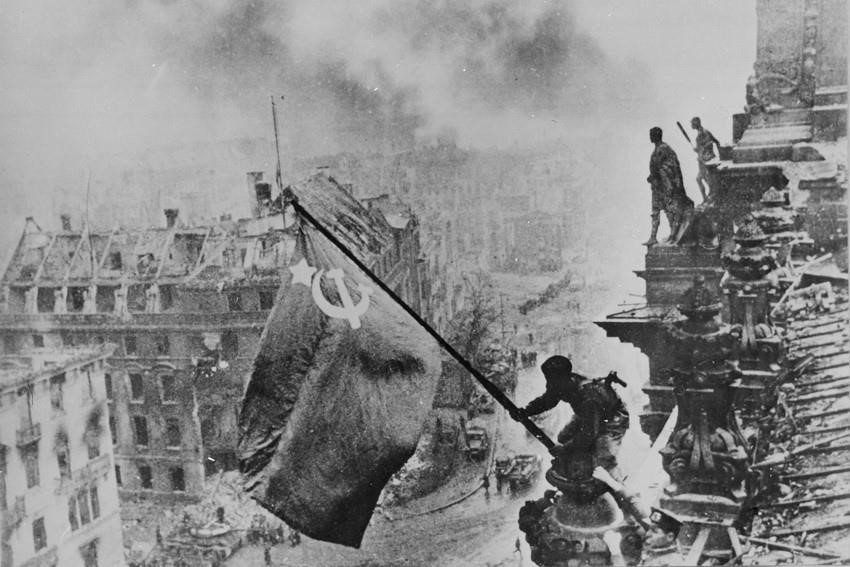 16 апреля 1945 года Советская Красная Армия начала Берлинскую наступательную операцию — штурм последнего оплота нацистской Германии. К полудню 30 апреля здание Рейхстага было взято, а над ним водружено Знамя Победы. Фото: Международный архив/ВИА 16 апреля 1945 года Советская Красная Армия начала Берлинскую наступательную операцию — штурм последнего оплота нацистской Германии. К полудню 30 апреля здание Рейхстага было взято, а над ним водружено Знамя Победы. Фото: Международный архив/ВИА