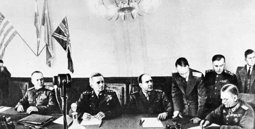 В ночь на 9 мая 1945 года (по московскому времени) в пригороде Берлина нацистская Германия подписала Акт о безоговорочной капитуляции перед Советским Союзом и его союзниками, что положило конец войне в Европе. Фото: Международный архив/ВИА В ночь на 9 мая 1945 года (по московскому времени) в пригороде Берлина нацистская Германия подписала Акт о безоговорочной капитуляции перед Советским Союзом и его союзниками, что положило конец войне в Европе. Фото: Международный архив/ВИА