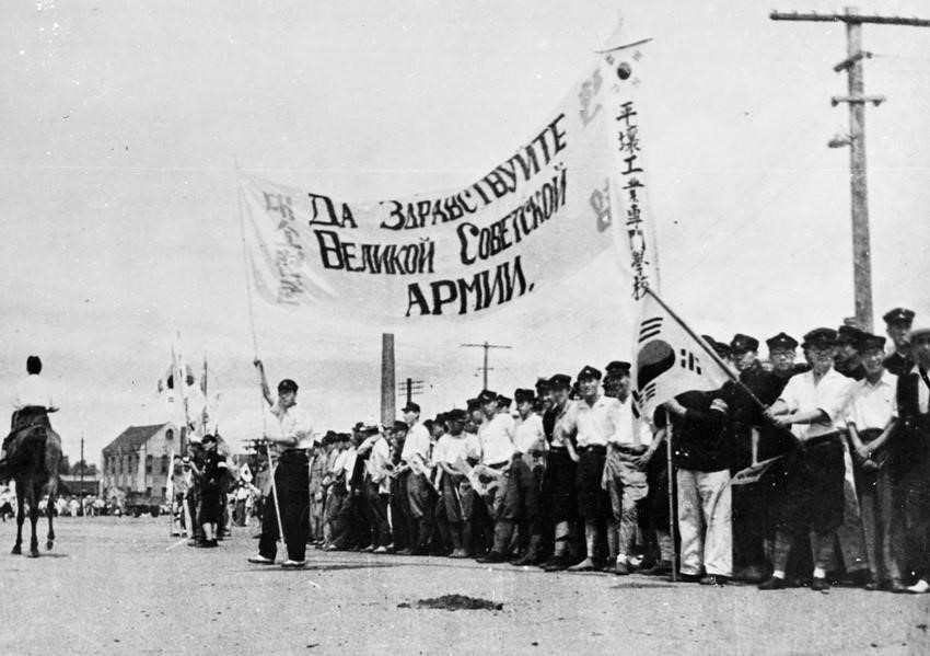 В ночь на 9 августа 1945 года Советская Красная Армия начала наступление на Квантунскую армию Японии в Маньчжурии (Китай). В ходе операции было разгромлено свыше миллиона японских солдат, освобождены Северо-Восточный Китай и Северная Корея, уничтожена военно-экономическая база Японии на материке — плацдарм её агрессии, что ускорило окончание Второй мировой войны в Азиатско-Тихоокеанском регионе. Фото: Международный архив/ВИА В ночь на 9 августа 1945 года Советская Красная Армия начала наступление на Квантунскую армию Японии в Маньчжурии (Китай). В ходе операции было разгромлено свыше миллиона японских солдат, освобождены Северо-Восточный Китай и Северная Корея, уничтожена военно-экономическая база Японии на материке — плацдарм её агрессии, что ускорило окончание Второй мировой войны в Азиатско-Тихоокеанском регионе. Фото: Международный архив/ВИА