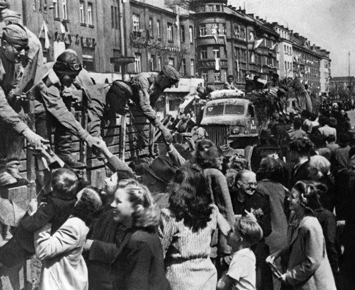 Жители Праги приветствуют солдат Красной Армии в День освобождения. Фото: Международный архив/ВИА Жители Праги приветствуют солдат Красной Армии в День освобождения. Фото: Международный архив/ВИА