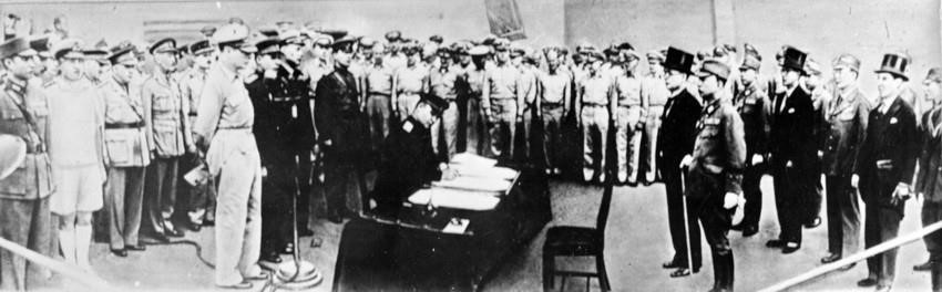 2 сентября 1945 года на борту линкора ВМС США «Миссури» министр иностранных дел Японии Мамору Сигэмицу подписал Акт о безоговорочной капитуляции Японии перед Советским Союзом и союзниками, что официально ознаменовало завершение Второй мировой войны. Фото: Международный архив/ВИА 2 сентября 1945 года на борту линкора ВМС США «Миссури» министр иностранных дел Японии Мамору Сигэмицу подписал Акт о безоговорочной капитуляции Японии перед Советским Союзом и союзниками, что официально ознаменовало завершение Второй мировой войны. Фото: Международный архив/ВИА