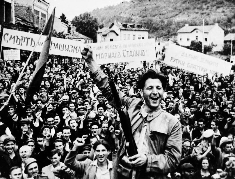 Жители города Ловеч (Болгария) приветствуют солдат Советской Красной Армии, вошедших для освобождения города (сентябрь 1944 г.). Фото: Международный архив/ВИА Жители города Ловеч (Болгария) приветствуют солдат Советской Красной Армии, вошедших для освобождения города (сентябрь 1944 г.). Фото: Международный архив/ВИА