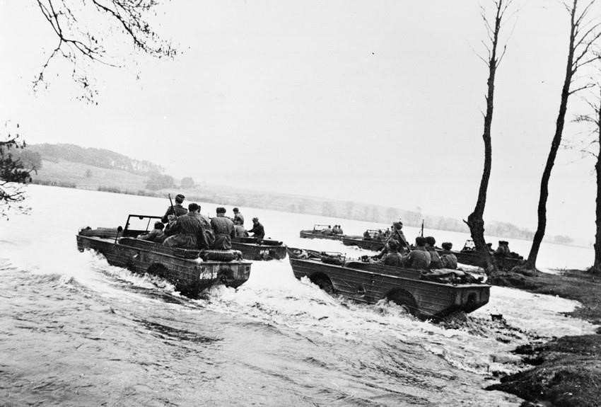Советская бронетехника пересекает реку в 1945 году. Фото: Международный архив/ВИА Советская бронетехника пересекает реку в 1945 году. Фото: Международный архив/ВИА