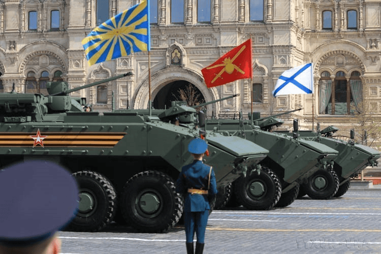 Колонна бронетехники «Бумеранг» с флагами Военно-морского флота, Сухопутных войск и ВВС завершает автомобильную часть генеральной репетиции парада Победы (Россия, 7 мая 2022 года). Фото: Чан Хиеу / ВИА Колонна бронетехники «Бумеранг» с флагами Военно-морского флота, Сухопутных войск и ВВС завершает автомобильную часть генеральной репетиции парада Победы (Россия, 7 мая 2022 года). Фото: Чан Хиеу / ВИА