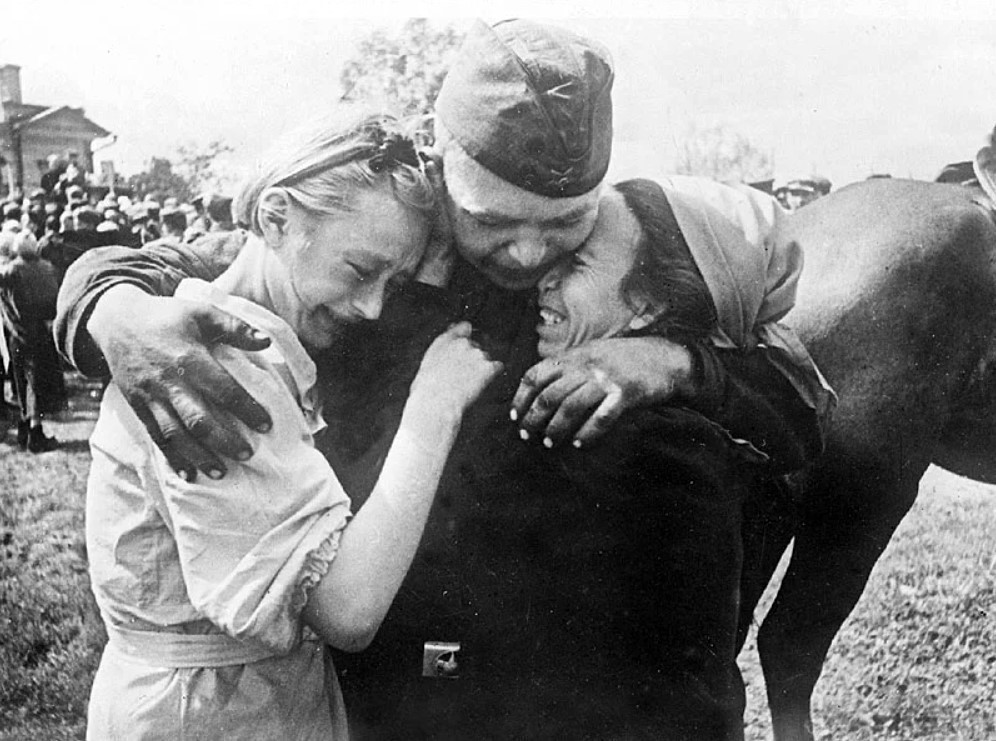Встреча после Дня Победы, май 1945 года. Фото: Международный архив/ВИА Встреча после Дня Победы, май 1945 года. Фото: Международный архив/ВИА