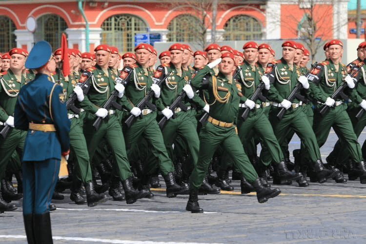 Солдаты проходят мимо трибуны во время Парада Победы, посвящённого 77-летию Победы над фашизмом (1945–2022), на Красной площади. Фото: Чан Хиеу / ВИА Солдаты проходят мимо трибуны во время Парада Победы, посвящённого 77-летию Победы над фашизмом (1945–2022), на Красной площади. Фото: Чан Хиеу / ВИА