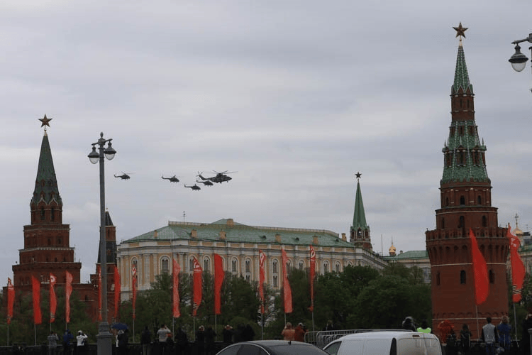 Воздушный парад в честь 75-летия Победы в Великой Отечественной войне (9 мая 1945 — 9 мая 2020 года). Фото: Чан Хиеу / ВИА Воздушный парад в честь 75-летия Победы в Великой Отечественной войне (9 мая 1945 — 9 мая 2020 года). Фото: Чан Хиеу / ВИА
