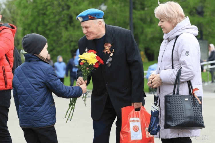 Ветеран ВДВ получает букет цветов от российского ребёнка в Парке Горького (10 мая 2022 года). Фото: Чан Хиеу / ВИА Ветеран ВДВ получает букет цветов от российского ребёнка в Парке Горького (10 мая 2022 года). Фото: Чан Хиеу / ВИА