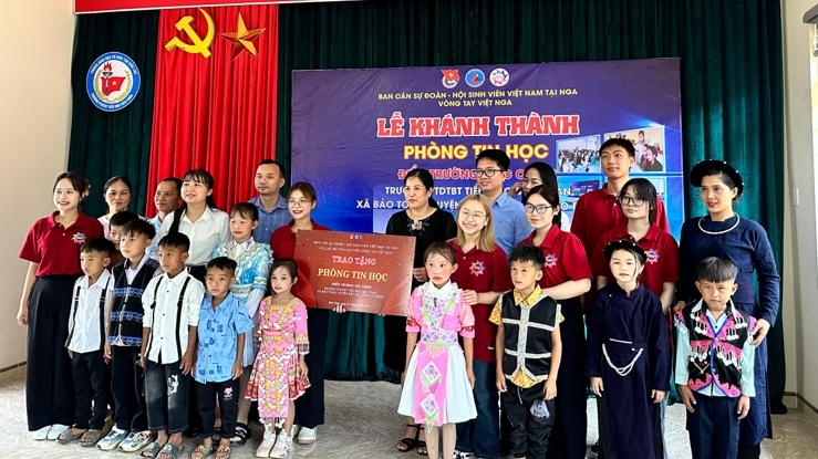 Передача компьютерного класса школе-интернату в провинции Каобанг