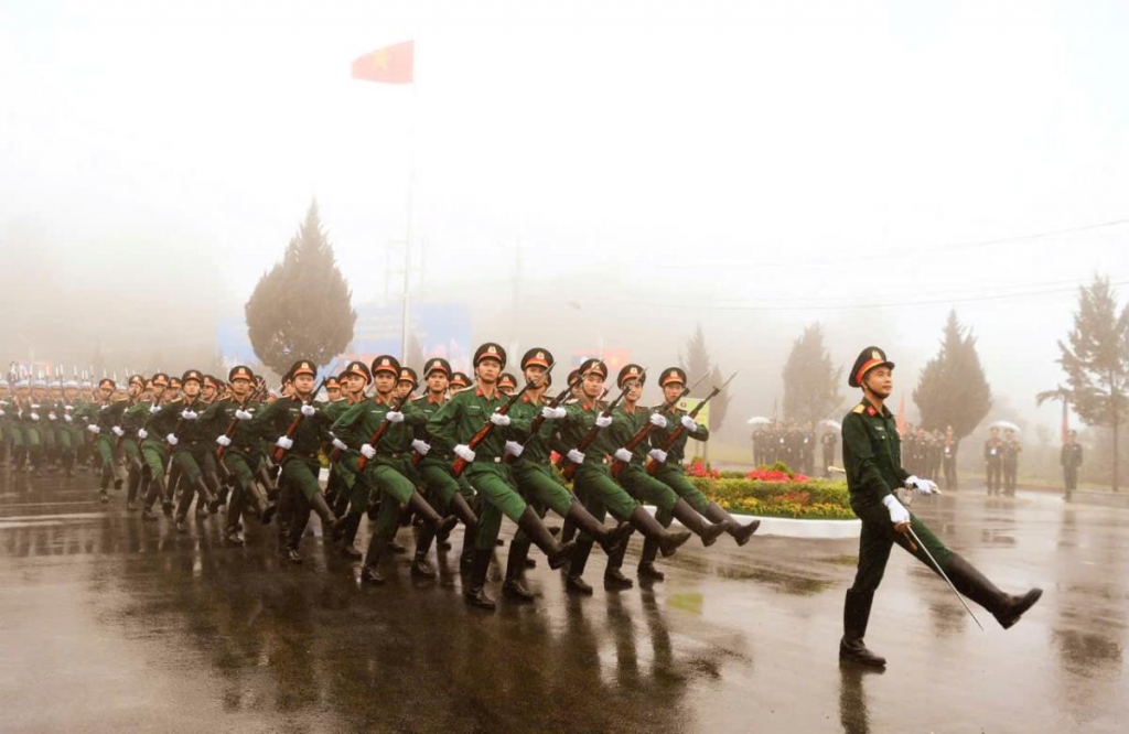 Почетный караул на церемонии встречи министров обороны Вьетнама и Лаоса. Фото: Чиен Кху