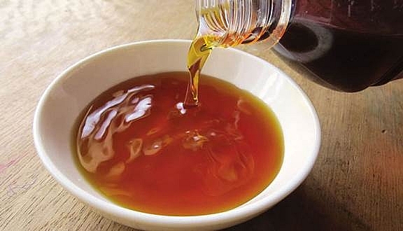 Cách nào phân biệt nước mắm truyền thống và nước chấm công nghiệp? phan biet nuoc mam truyen thong va nuoc cham cong nghiep