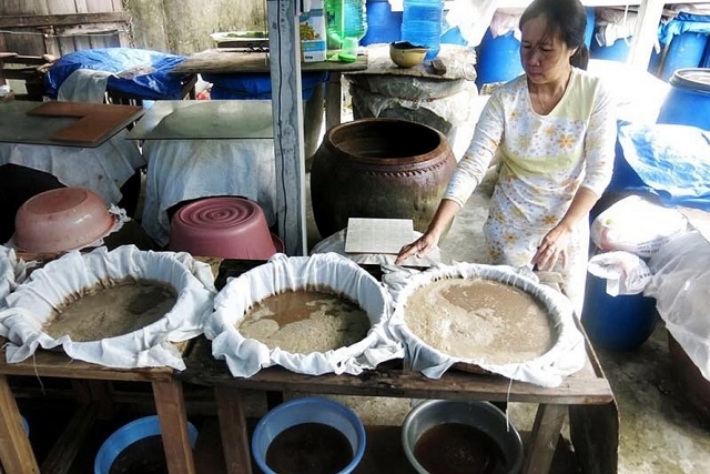 Cách nào phân biệt nước mắm truyền thống và nước chấm công nghiệp? phan biet nuoc mam truyen thong va nuoc cham cong nghiep