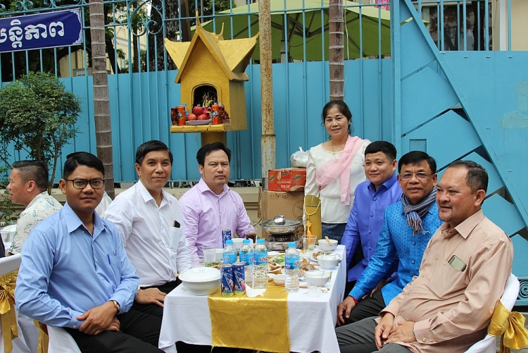 Cán bộ, nhân viên sứ quán vui vẻ chào đón năm mới nơi đất khách. Cán bộ, nhân viên sứ quán vui vẻ chào đón năm mới nơi đất khách.