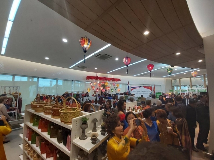 Hiệp hội Doanh nhân Thái Việt khai trương Trung tâm triển lãm hàng Việt Nam chất lượng cao ở vùng Đông Bắc Thái Lan hiep hoi doanh nhan thai viet khai truong trung tam trien lam hang viet nam chat luong cao o vung dong bac thai lan