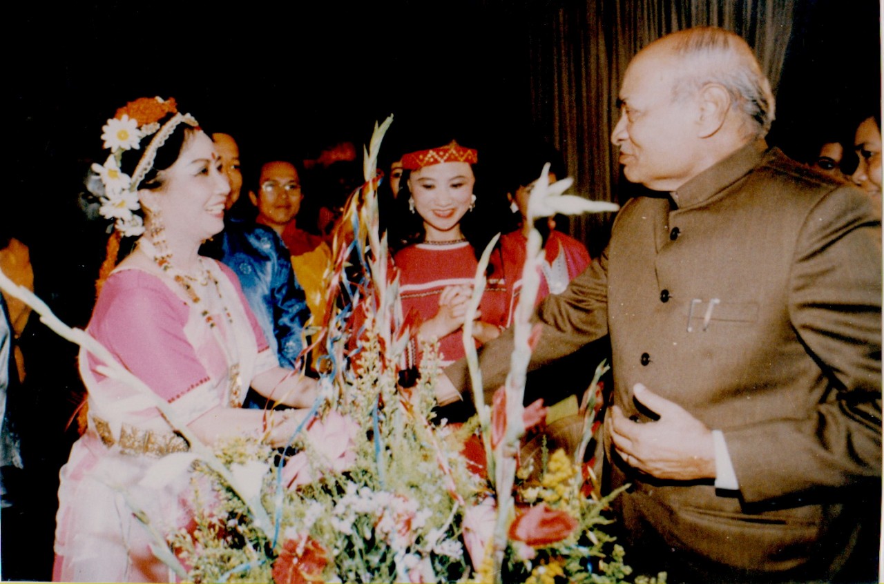 NSND Chu Thúy Quỳnh và các nghệ sĩ được Thủ tướng Ấn Độ Atal Bihari Vajpayee gặp mặt, động viên sau một buổi biểu diễn. Ảnh NVCC NSND Chu Thúy Quỳnh và các nghệ sĩ được Thủ tướng Ấn Độ Atal Bihari Vajpayee gặp mặt, động viên sau một buổi biểu diễn. Ảnh NVCC