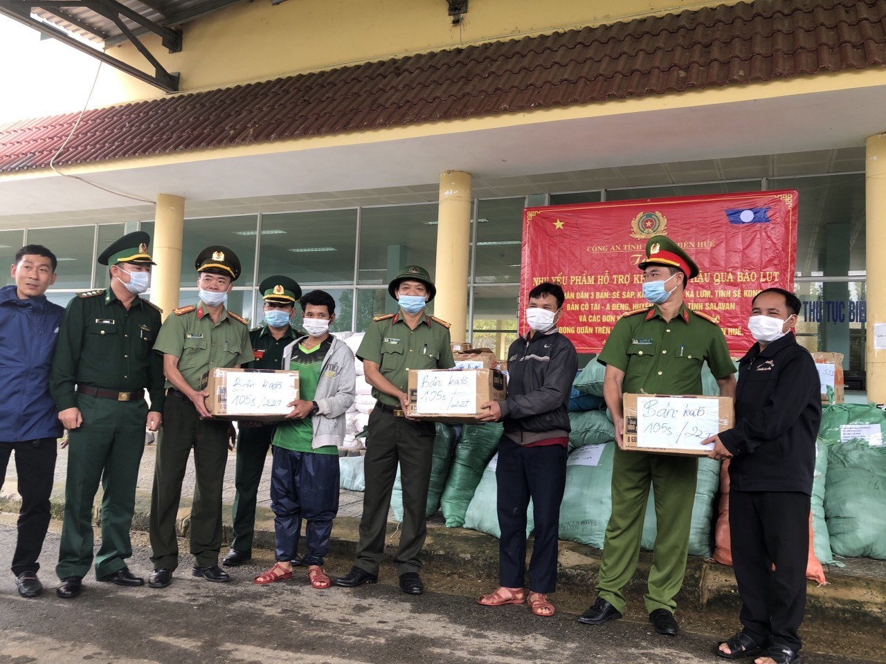 Đồn Biên phòng cửa khẩu A Đớt và các lực lượng chức năng trao nhu yếu phẩm, vật tư y tế cho người dân bản Ka Lô. Ảnh: Anh Dũng Đồn Biên phòng cửa khẩu A Đớt và các lực lượng chức năng trao nhu yếu phẩm, vật tư y tế cho người dân bản Ka Lô. Ảnh: Anh Dũng