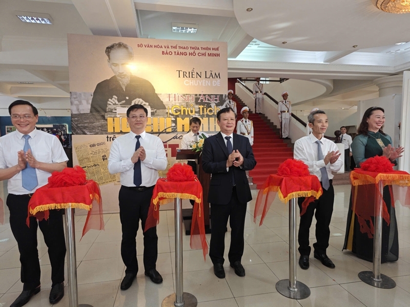 Ngày 30/8, tỉnh Thừa Thiên Huế tổ chức trọng thể Lễ dâng Chủ tịch Hồ Chí Minh tại Bảo tàng Hồ Chí Minh Thừa Thiên Huế nhân kỷ niệm 79 năm ngày Cách mạng Tháng Tám và Quốc khánh nước Cộng hòa xã hội chủ nghĩa Việt Nam (2/9/1945 - 2/9/2024), 55 năm thực hiện Di chúc của Chủ tịch Hồ Chí Minh; khai mạc triển lãm chuyên đề “Hình ảnh Chủ tịch Hồ Chí Minh trên báo chí cách mạng Việt Nam ការតាំងបង្ហាញរូបភាពលោកប្រធានហូជីមិញក្នុងសារព័ត៌មានបដិវត្តន៍វៀតណាម