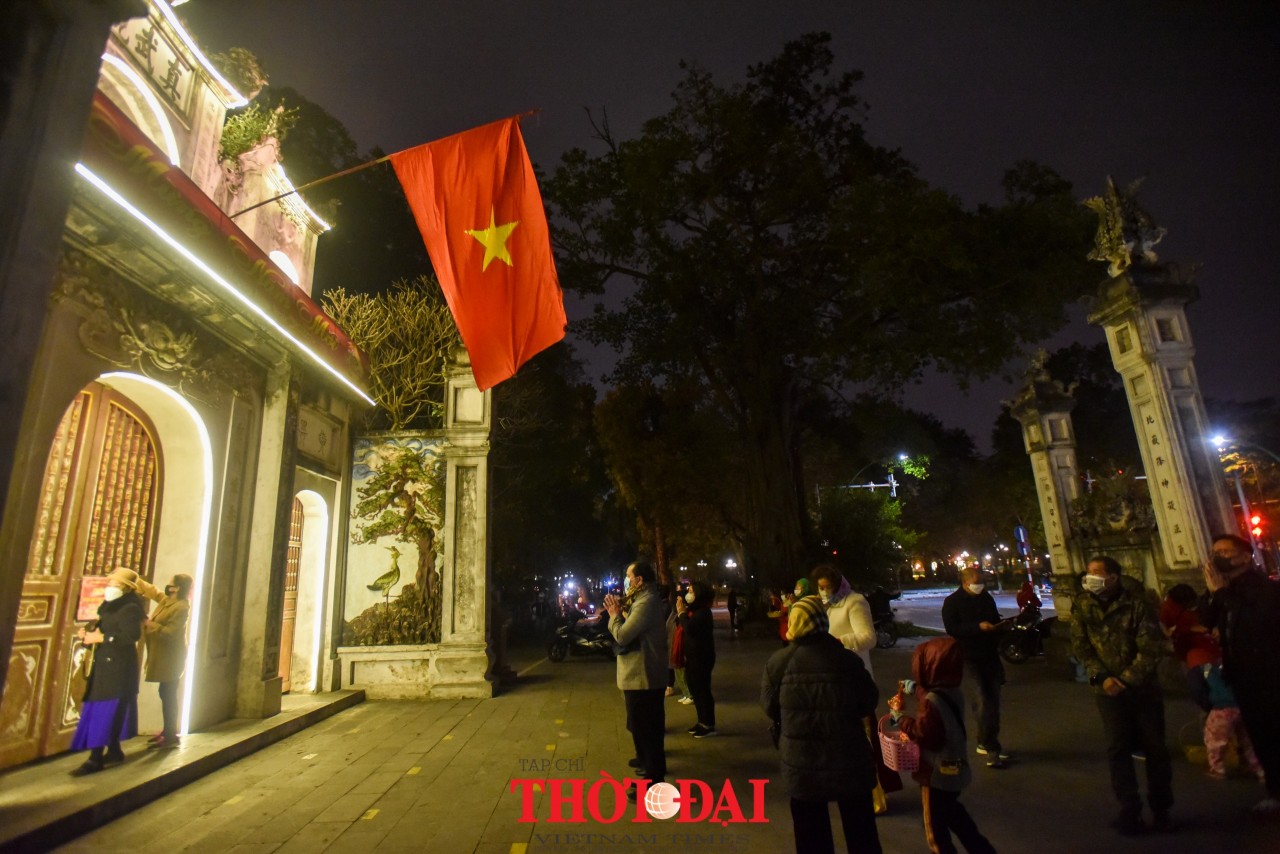 Người Hà Nội và nét đẹp đi lễ chùa trong đêm đầu năm mới Người Hà Nội và nét đẹp đi lễ chùa trong đêm đầu năm mới