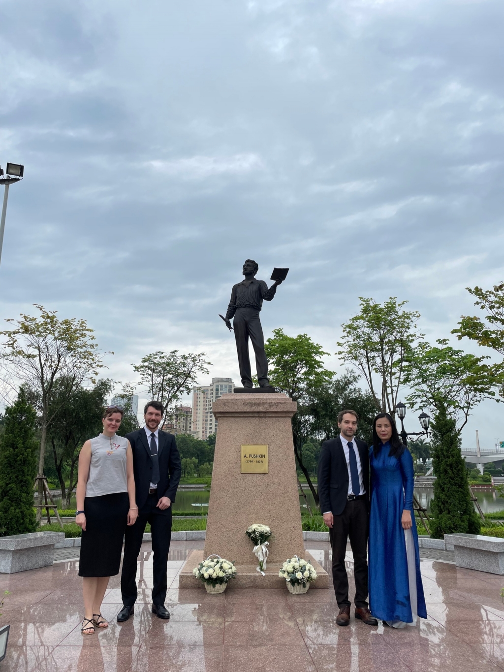 Церемония возложения цветов к памятнику А.С. Пушкина по случаю открытия Недели русского языка во Вьетнаме