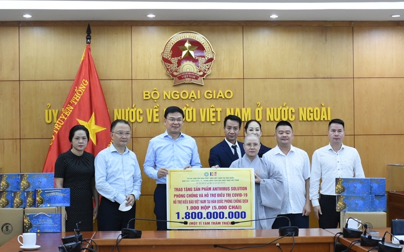 ຮັບ​ເອົາ​ວັດ​ຖຸ​ອຸ​ປະ​ກອນ​ໜູນຊ່ວຍ​ການ​ປິ່ນ​ປົວ​ພະ​ຍາດ​ໂຄວິດ - 19 ໃຫ້​ຊາວ​ຫວຽດ​ນາມ ຢູ່​ ສ.ເກົາຫຼີ