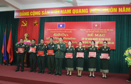 ປິດຊຸດຝຶກອົບຮົມໃຫ້ແກ່ພະນັກງານວາລະສານປ້ອງກັນຊາດ ກອງທັບປະຊາຊົນລາວ