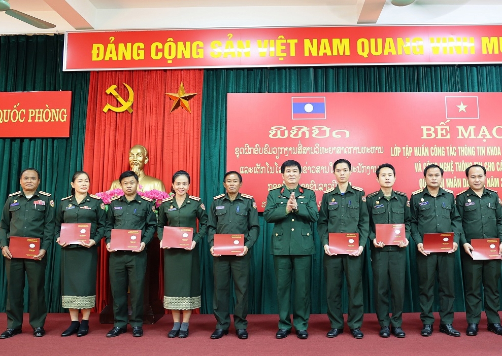 ປິດຊຸດຝຶກອົບຮົມໃຫ້ແກ່ພະນັກງານວາລະສານປ້ອງກັນຊາດ ກອງທັບປະຊາຊົນລາວ