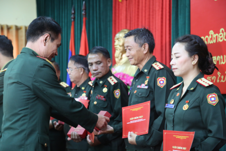 ປິດຊຸດຝຶກອົບຮົມໃຫ້ແກ່ພະນັກງານວາລະສານປ້ອງກັນຊາດ ກອງທັບປະຊາຊົນລາວ