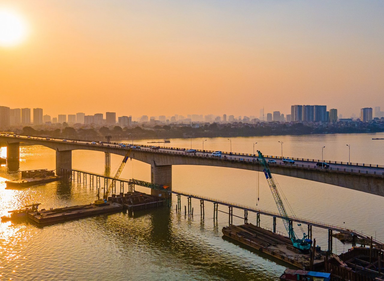 Cầu Vĩnh Tuy giai đoạn 2 dự kiến sẽ được hoàn thành vào năm 2023 giúp hoàn thiện hạ tầng vành đai 2 tăng cường kết nối và khả năng lưu thông giữa trung tâm Hà Nội với khu Đông. Cầu Vĩnh Tuy giai đoạn 2 dự kiến sẽ được hoàn thành vào năm 2023 giúp hoàn thiện hạ tầng vành đai 2 tăng cường kết nối và khả năng lưu thông giữa trung tâm Hà Nội với khu Đông.