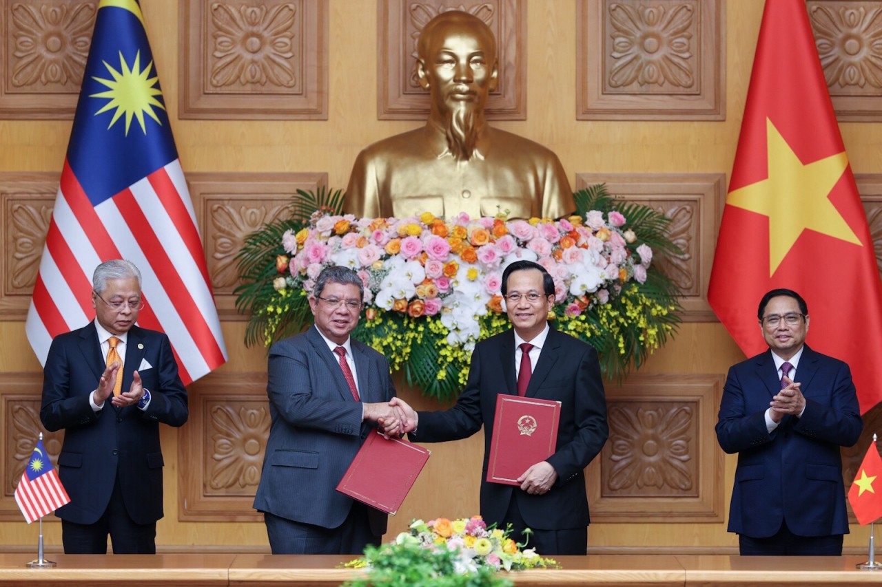 Bộ trưởng Bộ Lao động - Thương binh và Xã hội Đào Ngọc Dung và Bộ Ngoại giao Malaysia đã trao đổi Bản ghi nhớ về tuyển dụng, việc làm và hồi hương lao động giữa hai nước dưới sự chứng kiến của hai Thủ tướng Bộ trưởng Bộ Lao động - Thương binh và Xã hội Đào Ngọc Dung và Bộ Ngoại giao Malaysia đã trao đổi Bản ghi nhớ về tuyển dụng, việc làm và hồi hương lao động giữa hai nước dưới sự chứng kiến của hai Thủ tướng