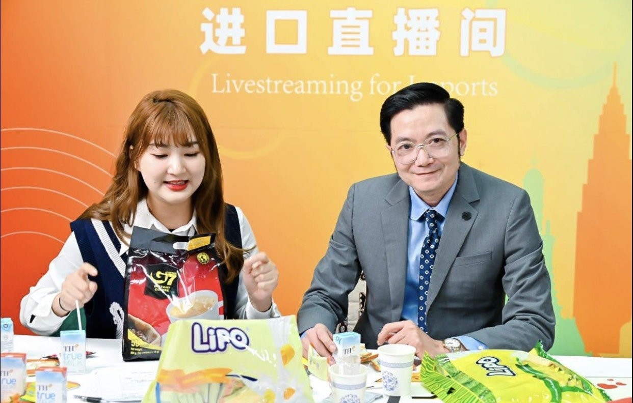 Tổng lãnh sự quán Việt Nam tại Nam Ninh livestream quảng bá sản phẩm Việt Tổng lãnh sự quán Việt Nam tại Nam Ninh livestream quảng bá sản phẩm Việt
