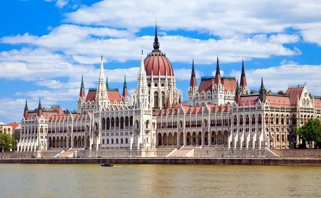 Là một công trình hành chính và chính trị nhưng tòa nhà Quốc hội Hungary lại có kiến trúc độc đáo hấp dẫn hàng triệu du khách trên thế giới. Ảnh: VOVTV Là một công trình hành chính và chính trị nhưng tòa nhà Quốc hội Hungary lại có kiến trúc độc đáo hấp dẫn hàng triệu du khách trên thế giới. Ảnh: VOVTV