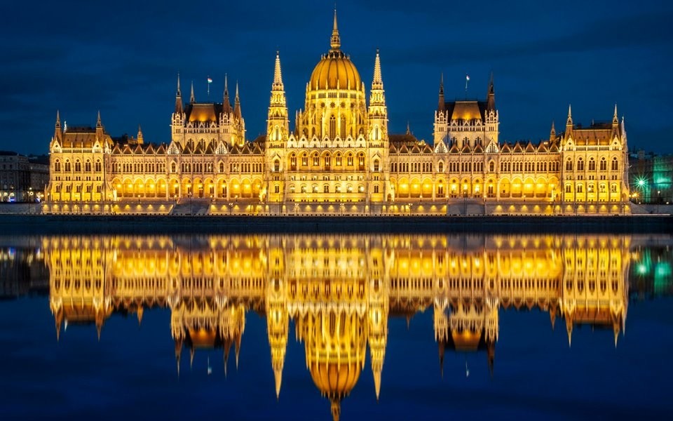 Tòa nhà Quốc hội soi bóng xuống dòng sông Danube khi ánh đèn lên. Ảnh: VOVTV Tòa nhà Quốc hội soi bóng xuống dòng sông Danube khi ánh đèn lên. Ảnh: VOVTV